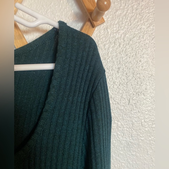 L rib-knit sweater dress. Form fitting - Picture 2 of 4
